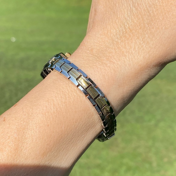 Waltham gold silver woman’s Watch black oval face WAW024 Japan movement - Picture 3 of 12